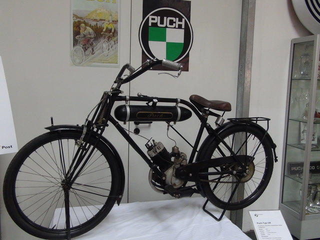 Das wegen des zeppelinförmigen unter dem Rahmen hängenden Treibstofftanks unter dem Spitznamen Zeppelin-Puch bekannte Leichtmotorrad (LM) war ein typisches Produkt der von Mangel und Not geprägten Nachkriegszeit.