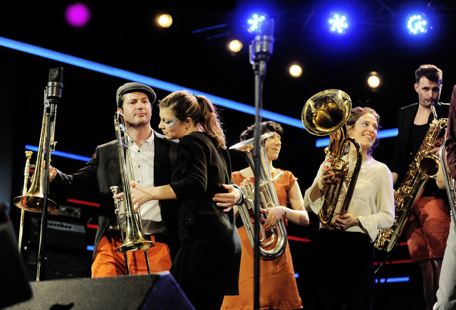 Johannes Eckart – im Bild mit der grauen Kappe – ist Teil der französischen Big Band Les Lapins Superstars. | Foto: Gerhard Hübner