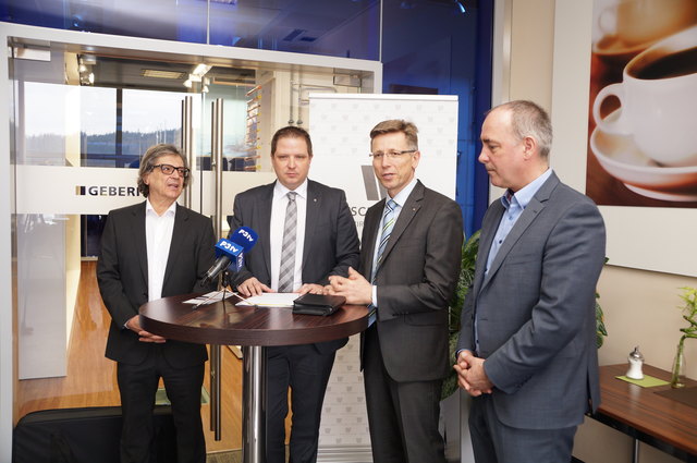 Peter Krammer, Mario Burger, Geberit-Geschäftsleiter Helmut Schwarzl und Matthias Adl.