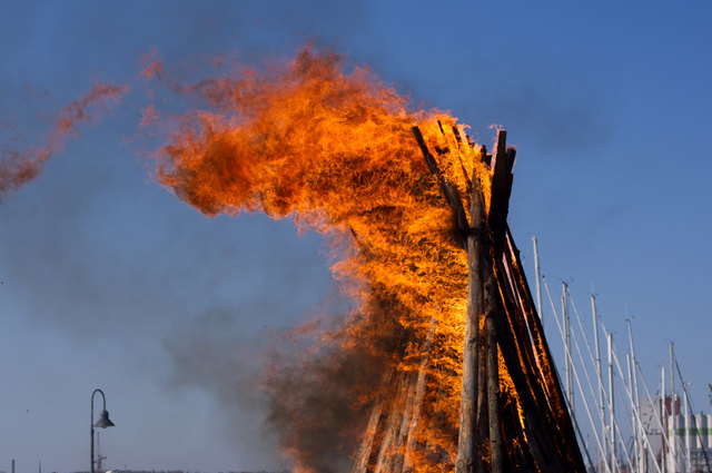 Osterfeuer, im Brauchtum auch Ostermeiler genannt, werden teils am Karsamstag entzündet, mancherorts, auch erst am Abend des Ostersonntags. | Foto: Reinhard Bassus  / pixelio.de