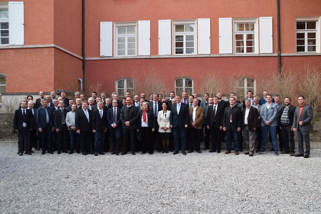 Die Bürgermeister und BürgermeisterstellvertreterInnen des Bezirks Landeck mit BH Markus Maaß bei der Angelobung.