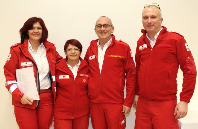 Ehrungen: Andrea Eichmair (l.), Monika Schmid und Christian Haringer (r.) mit Ortsstellenleiter Karl Ploberger.