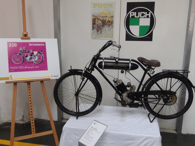 Puch 125 LM, Baujahr 1923 mit Einzylinder-Doppelkolben-Motor mit 122 ccm Hubraum und bescheidenen 2 Pferdestärken.