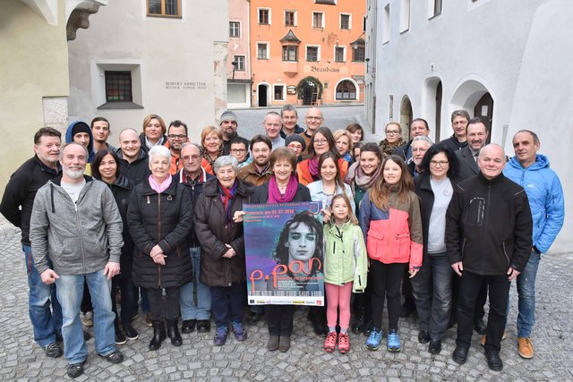 Das Theaterensemble mit Obfrau Claudia Lugger (Mitte) freut sich bereits auf den Sommer. | Foto: Grießenböck