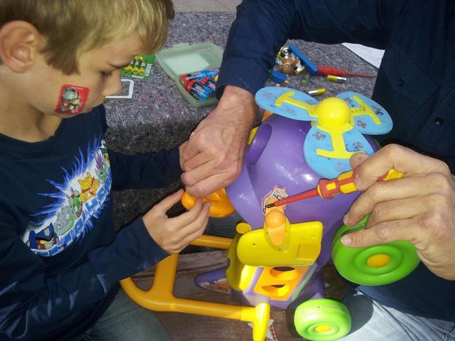 Auch die Kleinsten freuen sich, wenn ihr Spielzeug wieder funktioniert