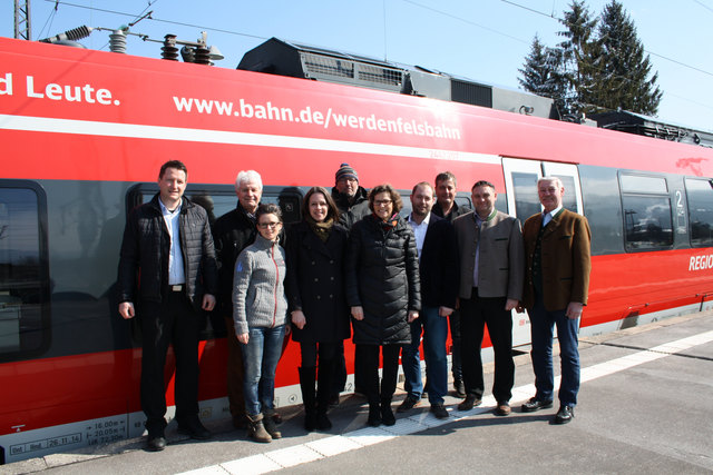 Strahlender Sonnenschein und strahlende Gesichter: Der neue Arena-Express startet in eine gute Zukunft. | Foto: ZABT