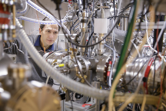Professor Markus Arndt fürchtet, dass der Ausbau der U5 die empfindlichen Geräte der Physik-Universität beeinträchtigt. | Foto: Privat