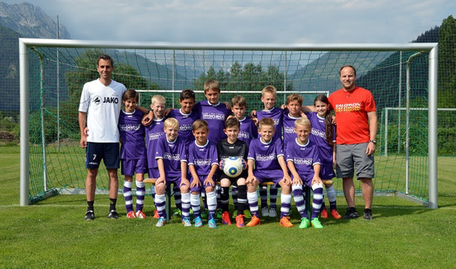 Markus Kriechbaum (links) mit seinem Co Michael Zepf (rechts) und seiner erfolgreichen U12 des ESV Selzthal, die als U11 im Vorjahr sogar Meister wurde. | Foto: ESV Selzthal