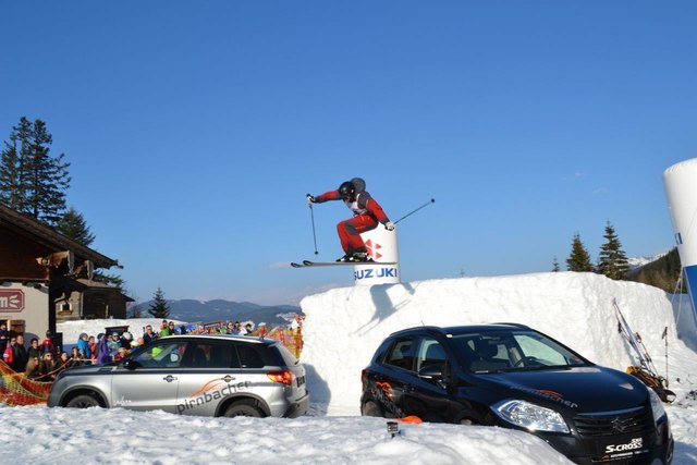 Spektakuläre Sprünge machen die rasante Abfahrt über die ausgefahrene Piste noch schwieriger. | Foto: Eule DC Team