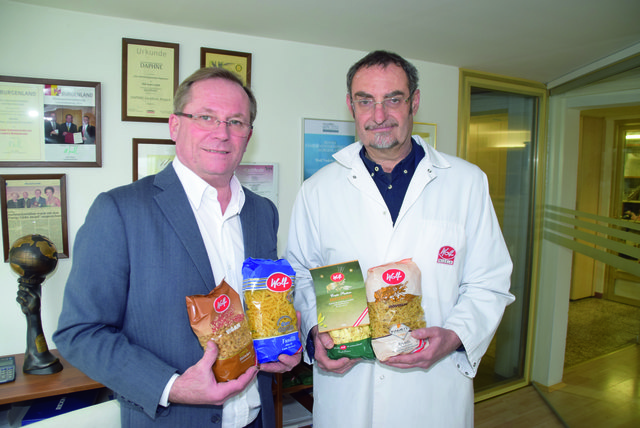 Im Ernährungstrend: Firmenchef Joachim Wolf (links) und Produktionsleiter Peter Kirchmeyer haben mittlerweile drei Produktlinien für Veganer auf den Markt gebracht. | Foto: Martin Wurglits