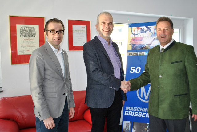 Peter Wachter, Hannes Grissemann und Martin Hirner vor dem Ehrendiplom der Wirtschaftskammer.