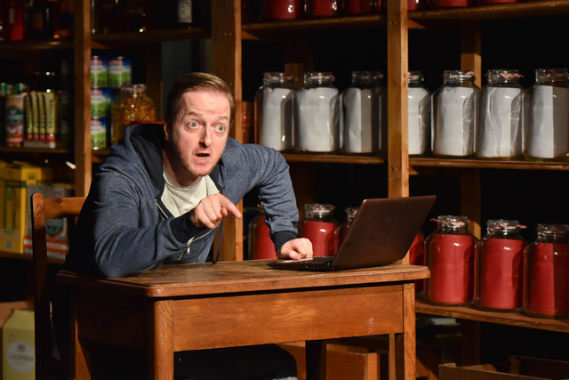 Weil heutzutage ja jeder was zu sagen hat, versucht sich Gerry Gerngroß alias Markus Koschuh in „Autsch“ – Österreich dreht auf“ als Erfinder und Moderator eines neuen TV-Formats. | Foto: Gabriele Griessenböck