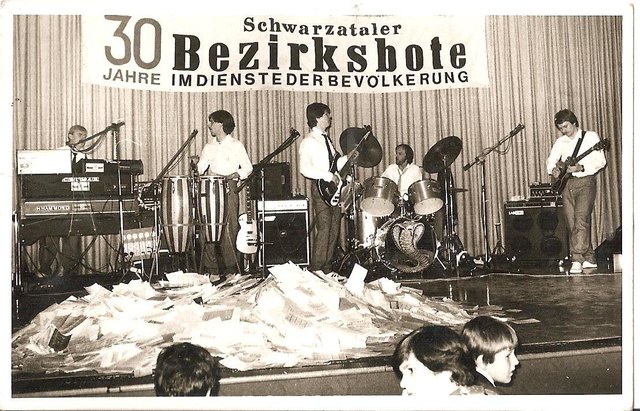 Bernie Groiss an den Drums bei 30 Jahre Fest des Schwarzataler Bezirksboten. | Foto: privat