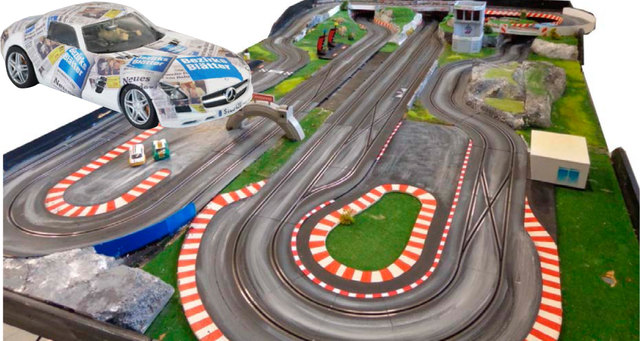 Mit Bezirksblätter-Autos geht es beim "Slot Car Racing" um schnelle Rundenzeiten. | Foto: THS Slotcars&more