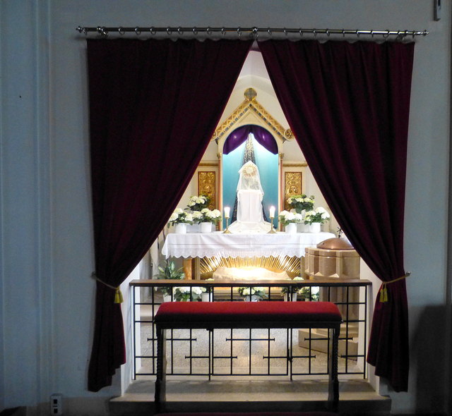 Marienkapelle (Taufkapelle) Altar mit Statue der schmerzhaften Gottesmutter, darunter Darstellung ihres Grabes, Kirchenfenster (Maria als Kind mit ihren Eltern Anna und Joachim), Taufbecken