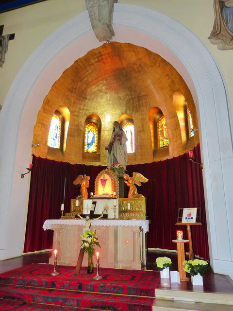 Hochaltar aus Marmor vom akademischen Bildhauer Michael Six, Wien, mit zwei Engelsfiguren (aus der Kapelle des Schlosses Wilhelminenberg) und mit einer lebensgroßen Statue der hl. Theresia von Prof. Alfred Crepaz, Hall in Tirol