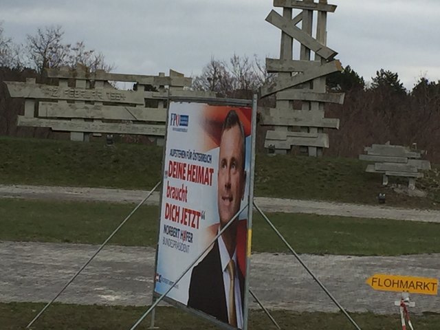 Der Hofer war's! Er raubt den Sozialdemokraten die Sicht auf ihr Mahnmal.