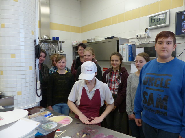 Jugendliche und Eltern bei "Graf's Gastronomy" in der Konditorei | Foto: KK