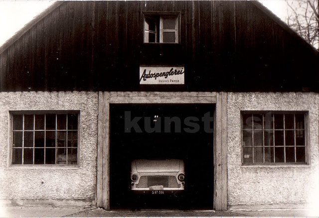 Eine Autowerkstatt als Treffpunkt. Hier hatte ein Teil der Szene sehr proletarische Bezugspunkte. Die kulturellen Ambitionen wurden gelebt und kamen weitgehend ohne Fachdiskurse aus.