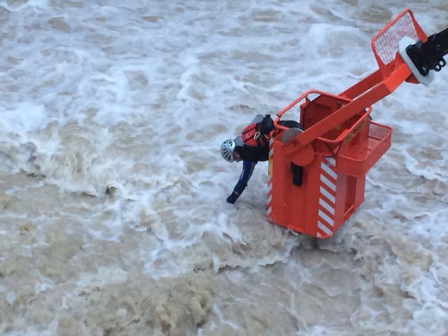 Stück für Stück wurde vor knapp zwei Monaten von der Wasserrettung der damals hochwasserführende Fritzbach abgesucht. | Foto: WR Salzburg
