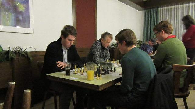 Florian Mostbauer (li) gegen Thomas Wadsack und Gerhard Steidl gegen Florian Sandhöfner (re)