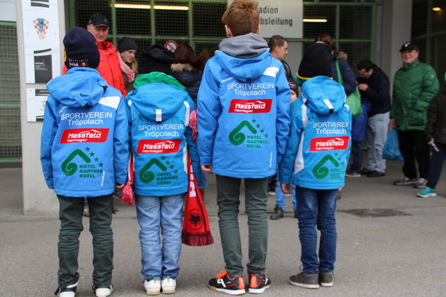 Die vier Skinachwuchskinder des SV Tröpolach vor dem Stadion | Foto: Fatlum Kurtaj