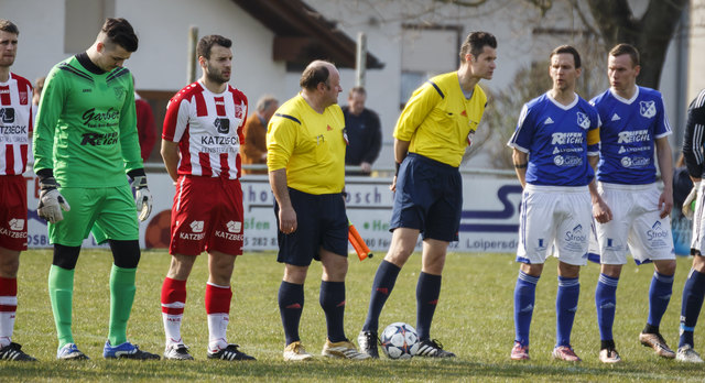 Schiedsrichter Manuel Gregorits (rechts) führte die Mannschaften beim Derby aufs Feld.