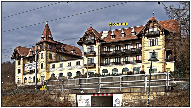 Das denkmalgeschützte „Schlosshotel Wörthersee“ in der Klagenfurter Ostbucht verfällt weiter.