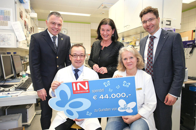 Strahlende Gesichter bei der Übergabe des Schecks bei (v. l.): Dr. Rainer Riedl, Obmann & Geschäftsführer von DEBRA Austria, Prim. Univ.-Prof. Dr. Johann Bauer, Primar der Universitätsklinik für Dermatologie der PMU, Dr. Gabriela Pohla-Gubo, Leiterin