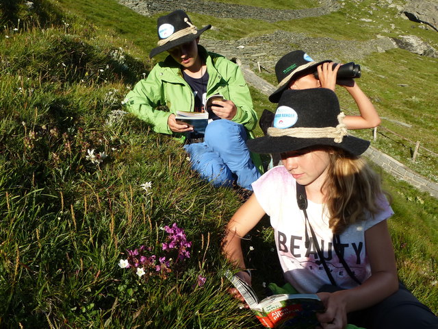 Die Junior-Ranger lernen viel über Natur, Flora und Fauna sowie alpine Sicherheit | Foto: NPHT