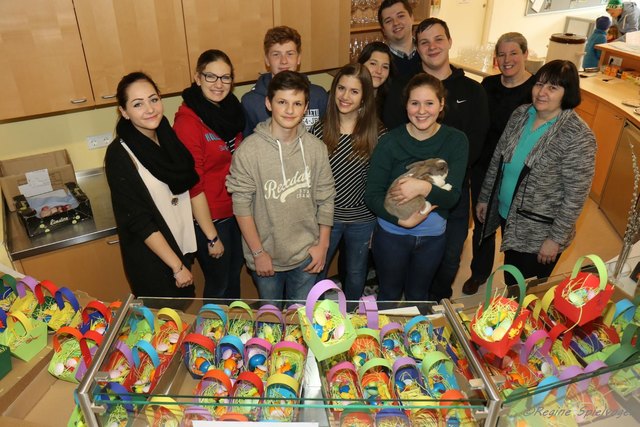 Der Osterhase mit den Schülern der HLW-Pressbaum GRThomas Tweraser, Prof. Birgit Schmiedl und Prof. Ilse Bleichner-Angelo.