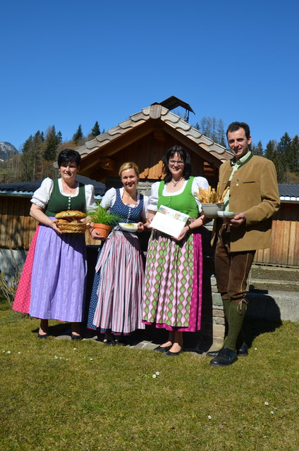 Helga Stücklschweiger, Andrea Mayer, Bezirksbäuerin Viktoria Brandner und Peter Kettner.