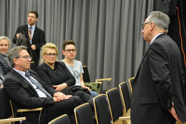 Bürgermeister Martin und LA Andrea Krumschnabel im Gespräch mit Ronals Barazon.