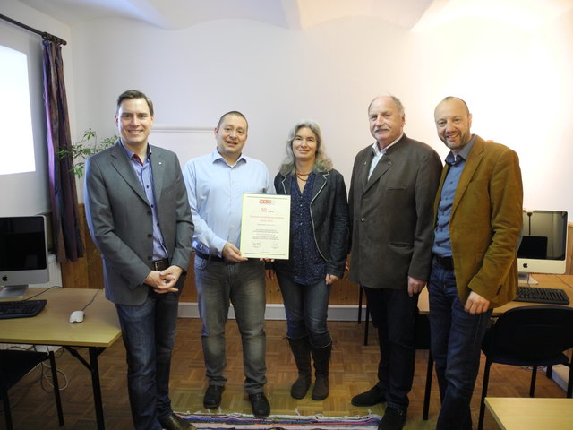 Von Seiten der Wirtschaftskammer erhielt Dieter Weitz eine Urkunde und Glückwünsche. | Foto: WK Klosterneuburg
