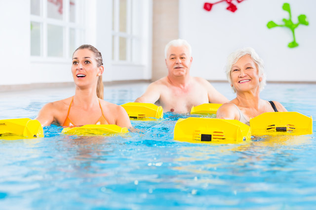 Leichte Bewegung wie Wassergymnastik schont die Gelenke und hilft beim Abnehmen.