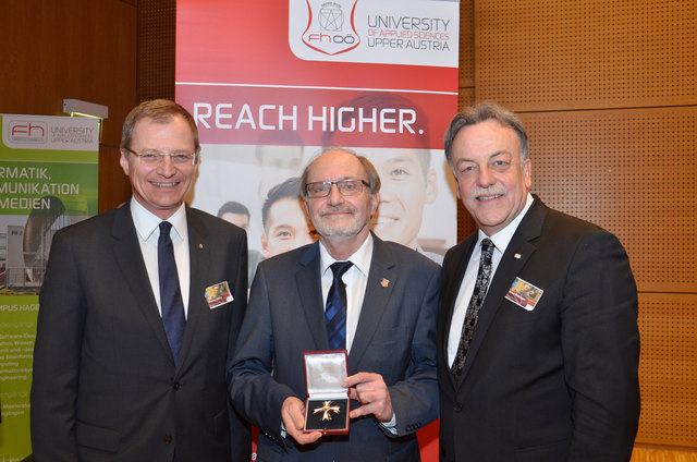Hohe Auszeichnung der Republik Österreich für Universitätsprofessor Witold Jacak (Mitte) mit Landeshauptmann-Stellvertreter Thomas Stelzer (links) und FH OÖ-Geschäftsführer Gerald Reisinger (rechts). | Foto: Foto: FH OÖ