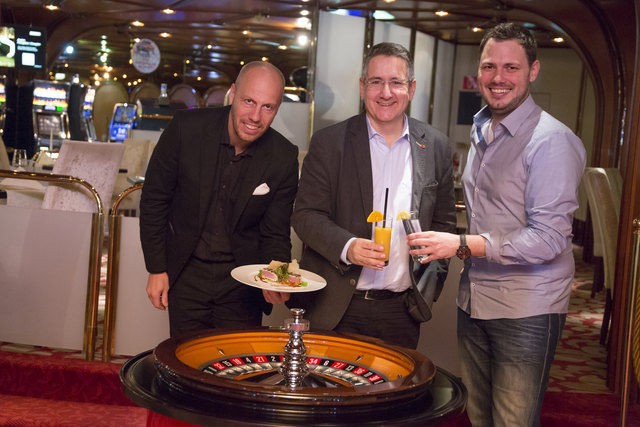 Die Kugel rollte auf Gaumen-schmaus: Martin Gmeinbauer und sein Revita-Team verwöhnten Andreas Sauseng (M.) und Marcus Stoimaier (r.) nach Strich und Faden.