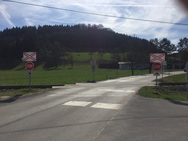 An diesem Bahnübergang ins Saffen hat sich der tragische Unfall mit Todesfolge ereignet. | Foto: Baloun