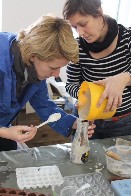 Werkstatt + Buchclub Gießen – Betongießen | Foto: Stefanie Sandhäugl