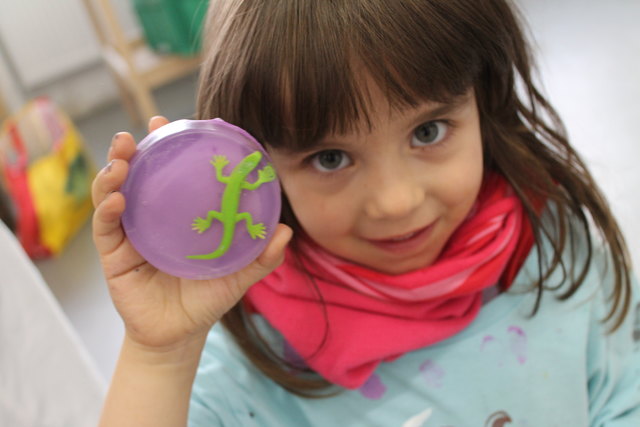 Strahlende Kinderaugen bei Fanni Mischer beim Seifengießen in der Werkstatt. | Foto: Stefanie Sandhäugl