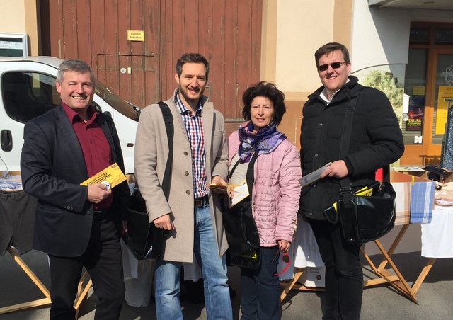 Robert Soder, Vbgm. Michael Ulrich, Margit Adam und BPO-Stv. Erwin Giefing (v.l.) verteilten am Markt in Mattersburg Informationsmaterial.