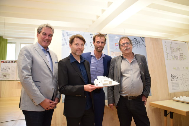 Von links: Georg Schärmer (Caritas-Direktor, Tirol), die "beaufort"-Architekten Michael Smoly und Florian Lamprecht, bzw. der für Bau verantwortliche StR Gerhard Fritz