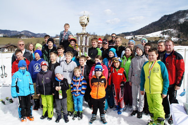 Jungschützen und Blumenmädchen – in der Mitte die Westendorfer Jungschützen mit dem Wanderpokal. | Foto: Winterstellerbataillon