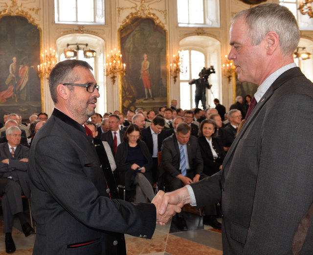 Der neue Inzinger Bürgermeister Sepp Walch bei der Angelobung in der Hofburg in Innsbruck. | Foto: zeitungsfoto.at