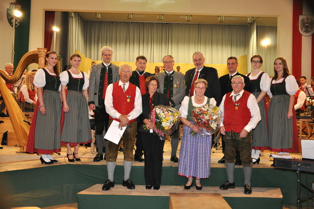 Seitens des Steirischen Blasmusikverbandes wurden verdiente Mitglieder des Musikvereins ausgezeichnet. Foto: Perchthaler
