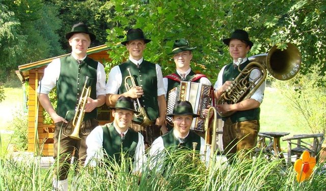 Das Alphorn-Quartett, Bradlbrass und die Volksmusikensembles kann man am Sonntag, 10. April in der Landesmusikschule Schlägl hören.