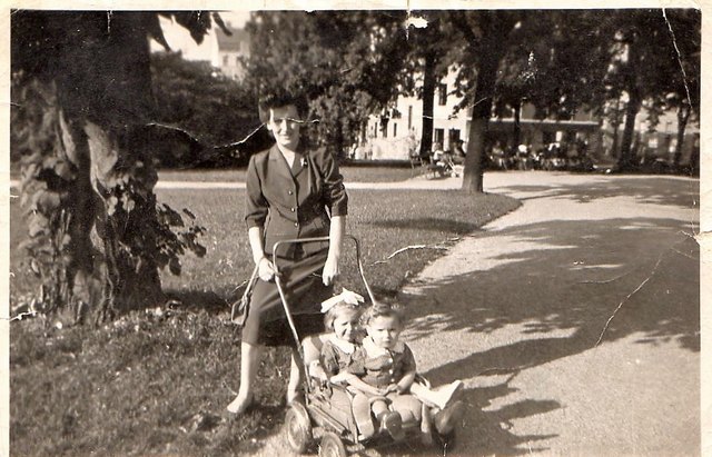 "Ausflug" in den Park, Mami im neuen  selbst geschneiderten Kostüm und mit flottem Kinderwagerl, Hedy mit Mascherl und kleine Schwester ;-)))))