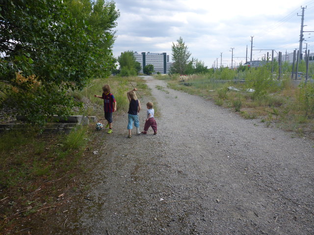 Die Kinder im Grätzl erleben am Brachgelände des Nordbahnhofes kreatives Spielvergnügen. | Foto: Privat
