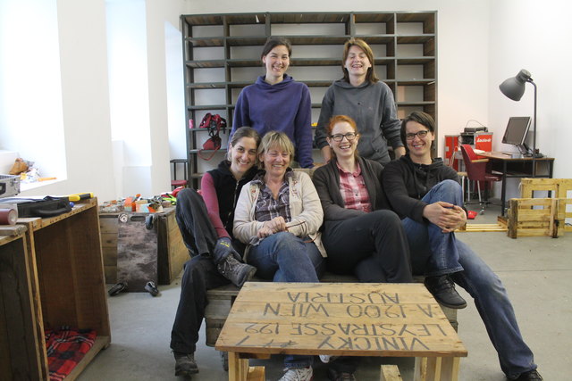 Stefanie Sandhäugl (vorne links) und die Paleten-Möbelbau-Gruppe. | Foto: Stefanie Sandhäugl