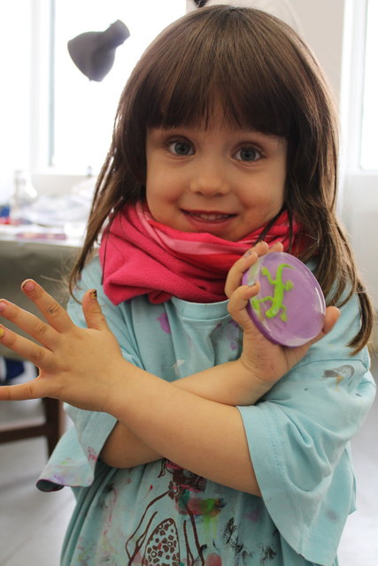 Strahlende Kinderaugen bei Fanni Mischer beim Seifengießen in der Werkstatt. | Foto: Stefanie Sandhäugl
